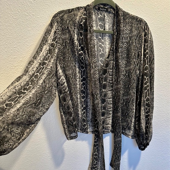 Boohoo sheer snakeskin blouse. Large. New - Picture 4 of 6
